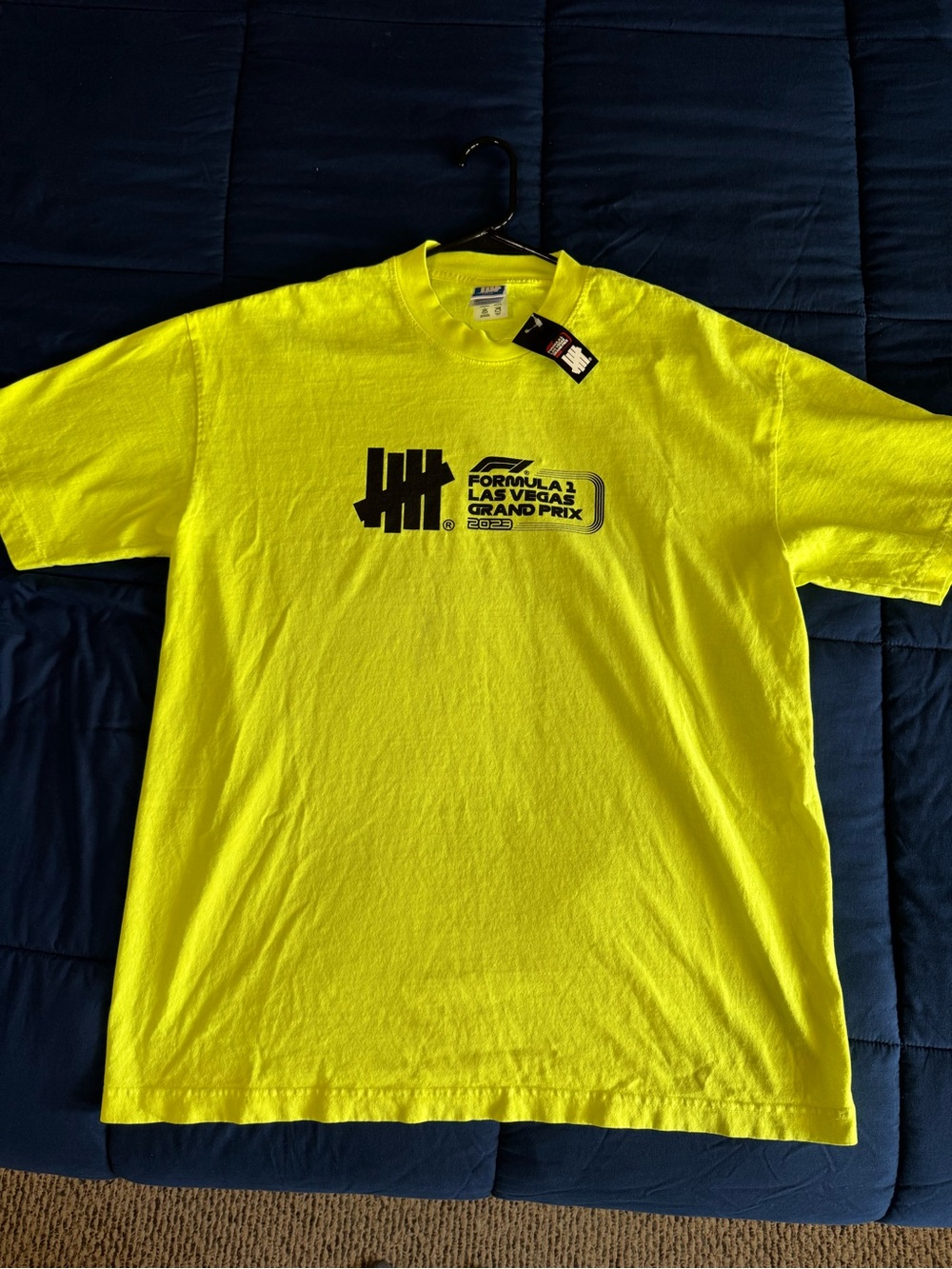 Undefeated Large Neon Yellow Short Sleeve Graphic Tee